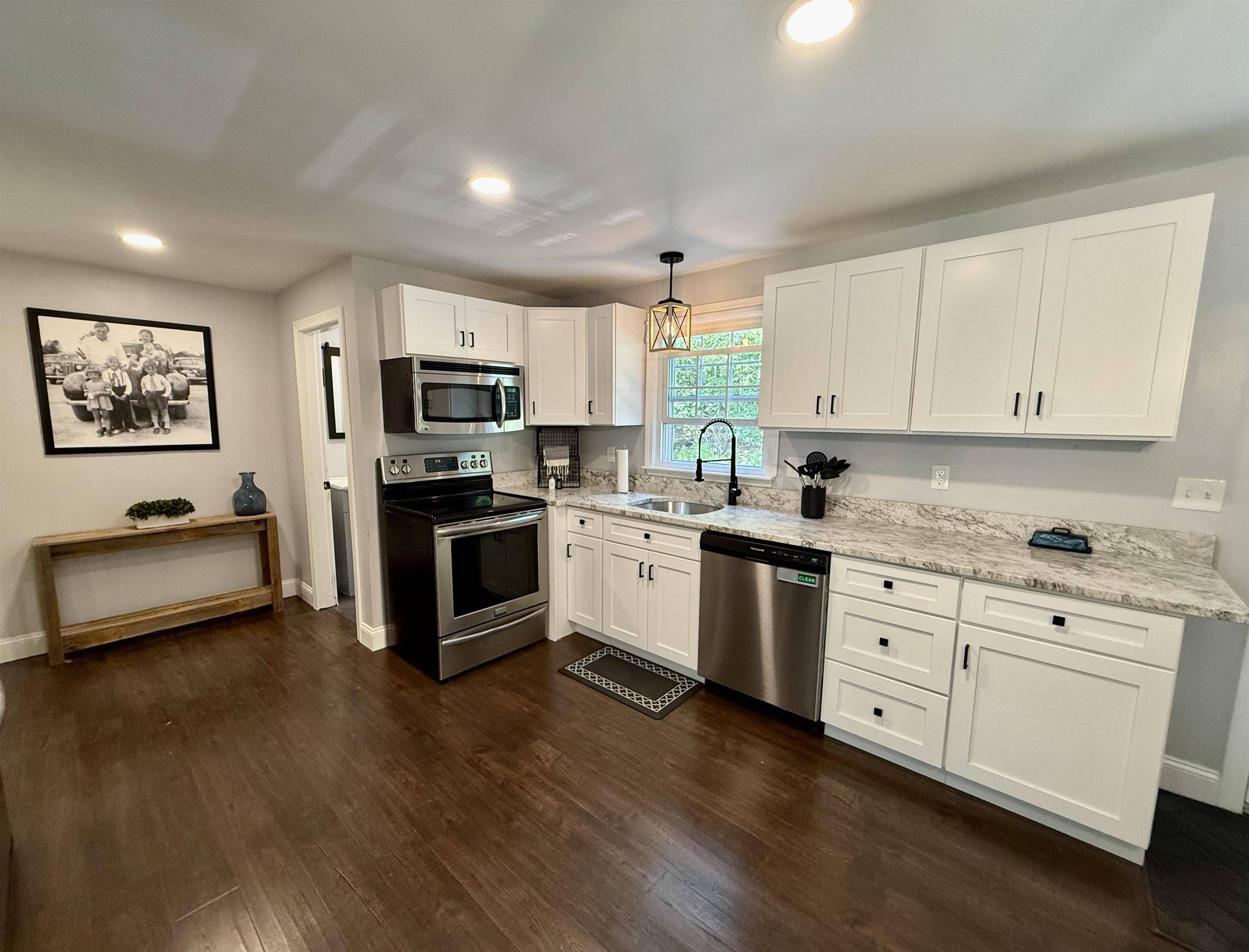Londonderry, NH 03053,12 Holly LN