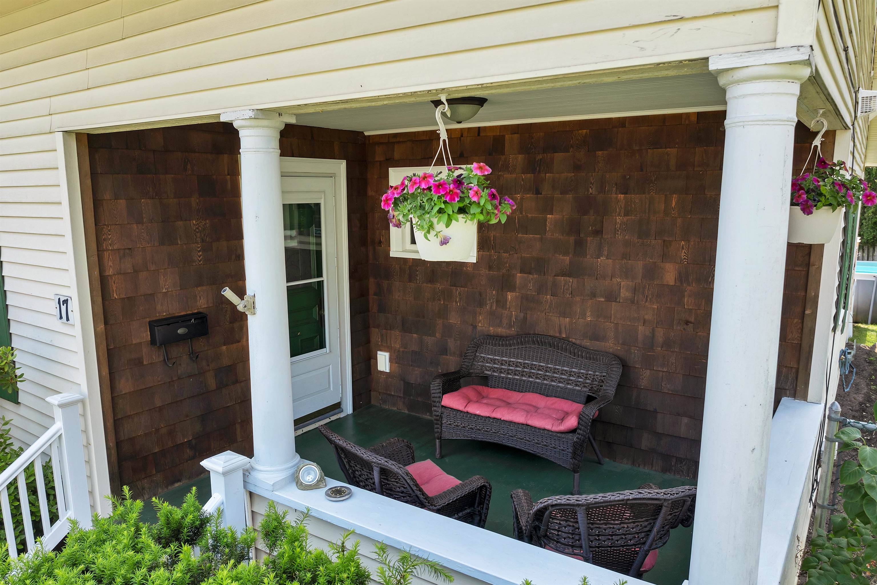 Laconia, NH 03246,17 Oak ST