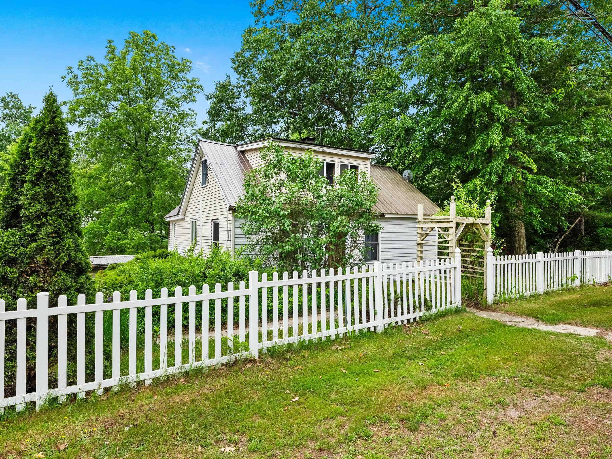 Chester, NH 03036,648 Raymond RD