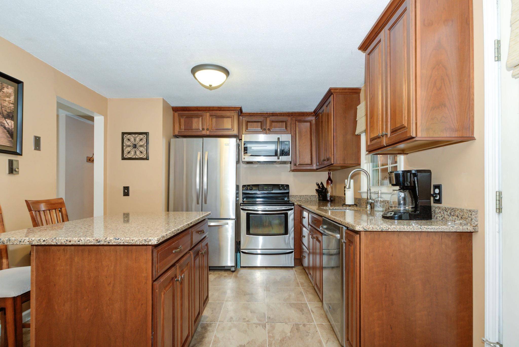 27 Meisner RD Salem, NH 03079