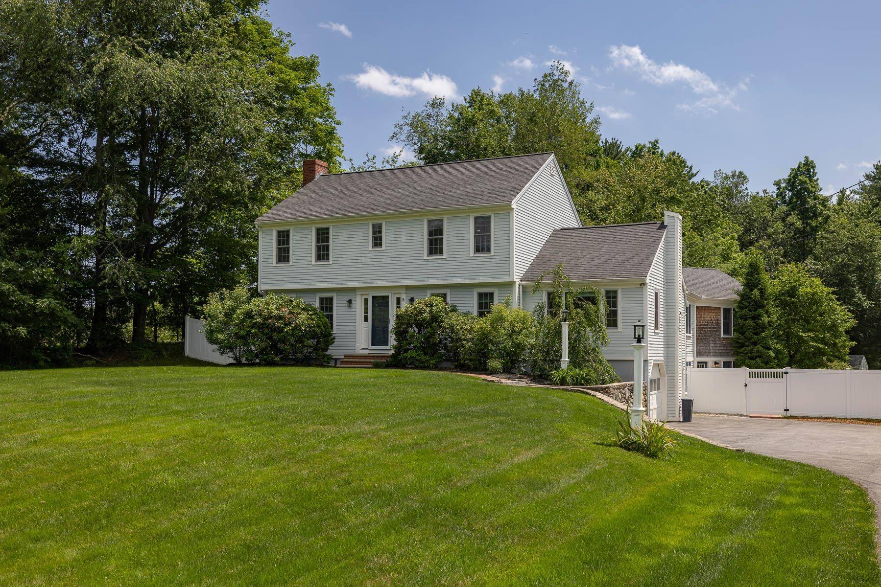 Stratham, NH 03885,5 Coach RD