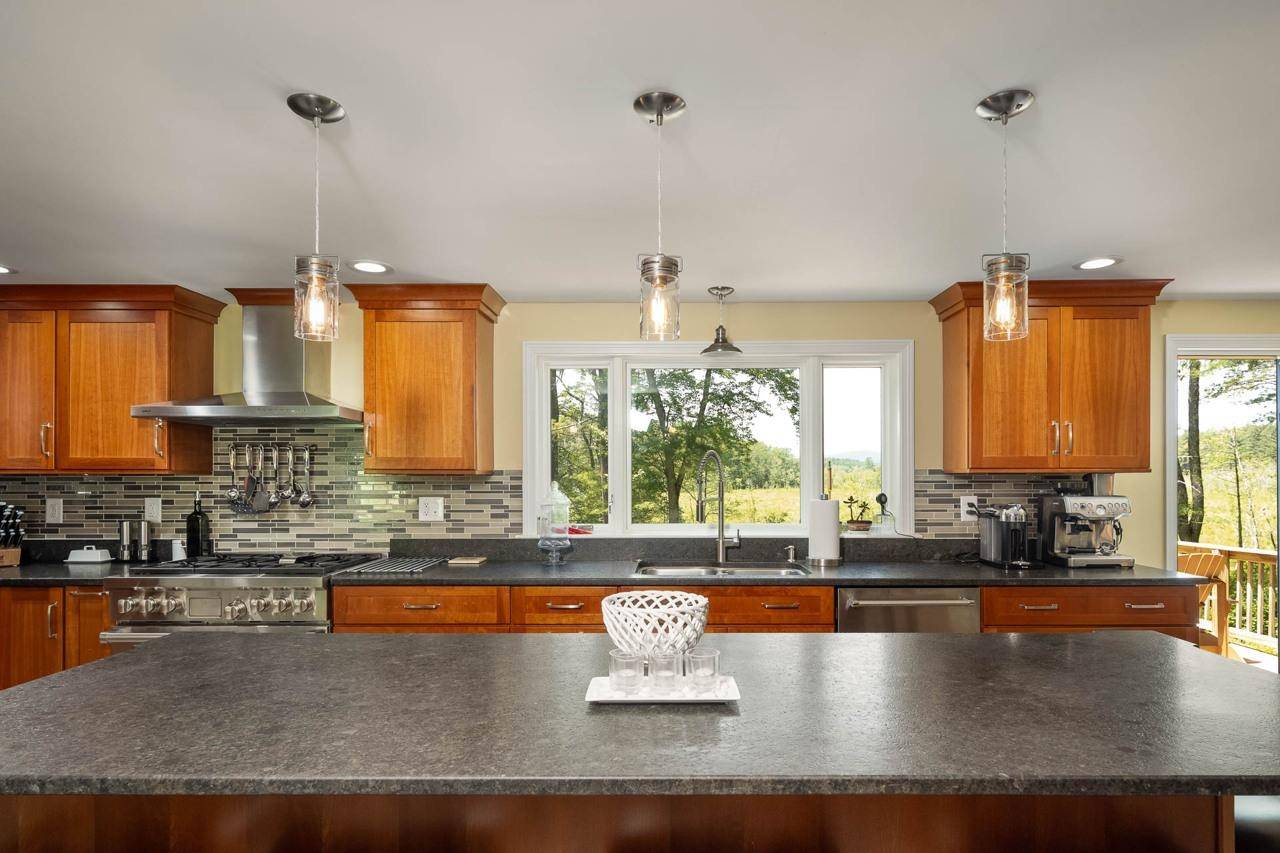 7 Dearborn LN Bedford, NH 03110