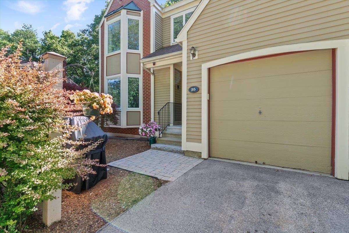 Windham, NH 03087,35 Hickory LN