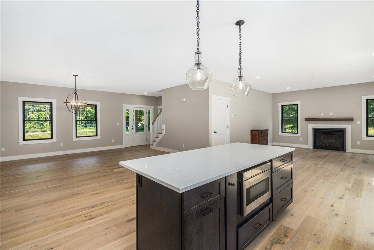 195 Amesbury RD Kensington, NH 03833