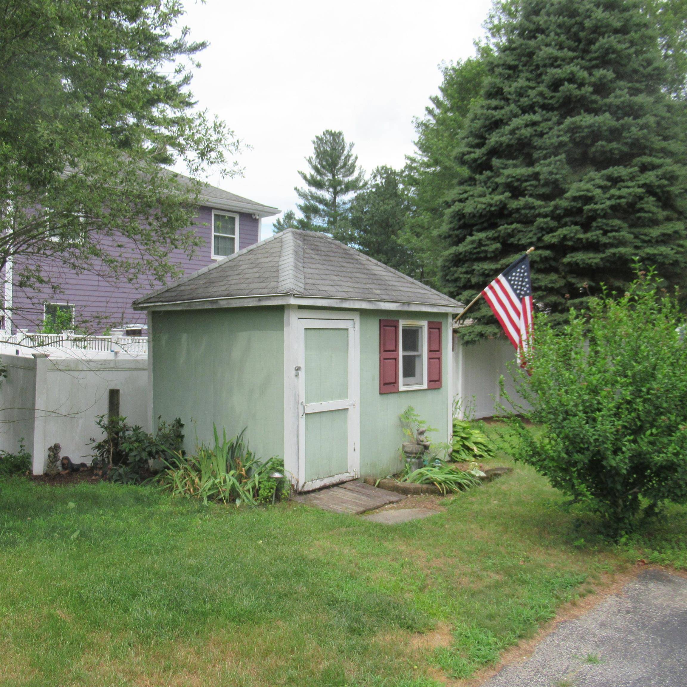 Hudson, NH 03051,16 Eayers Pond RD