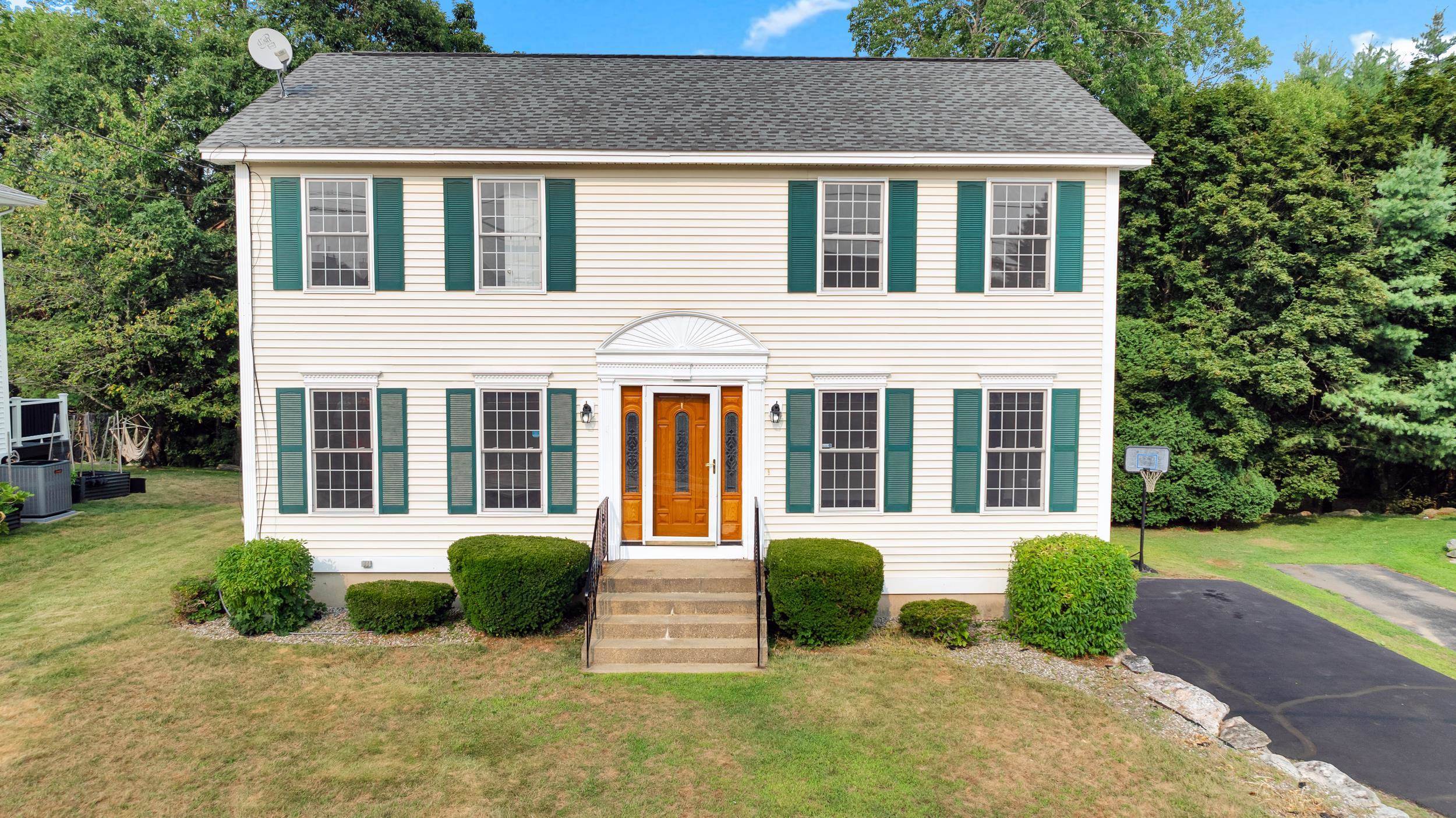 Manchester, NH 03109,113 Stonington DR