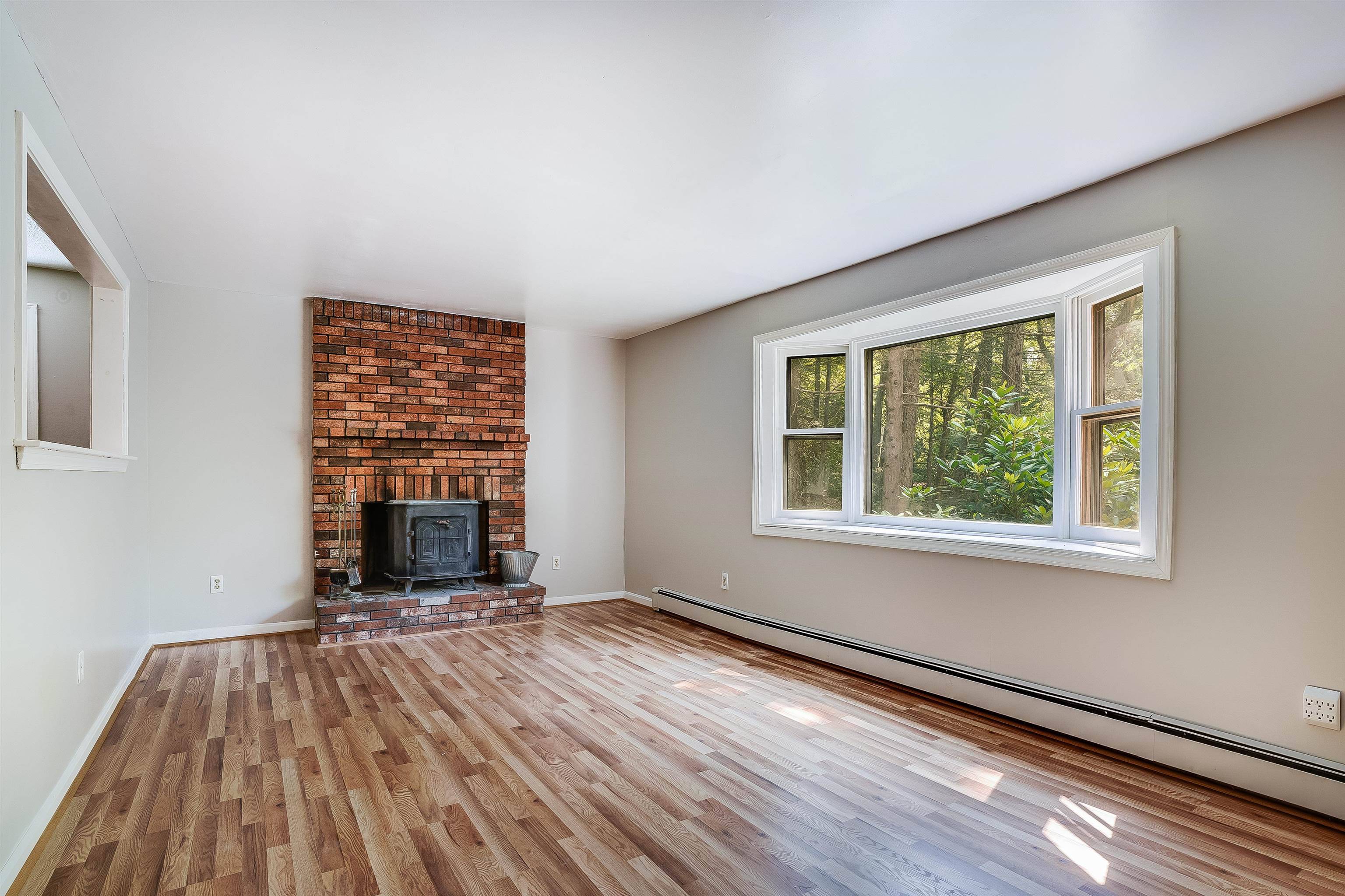 Auburn, NH 03032,29 Acorn AVE