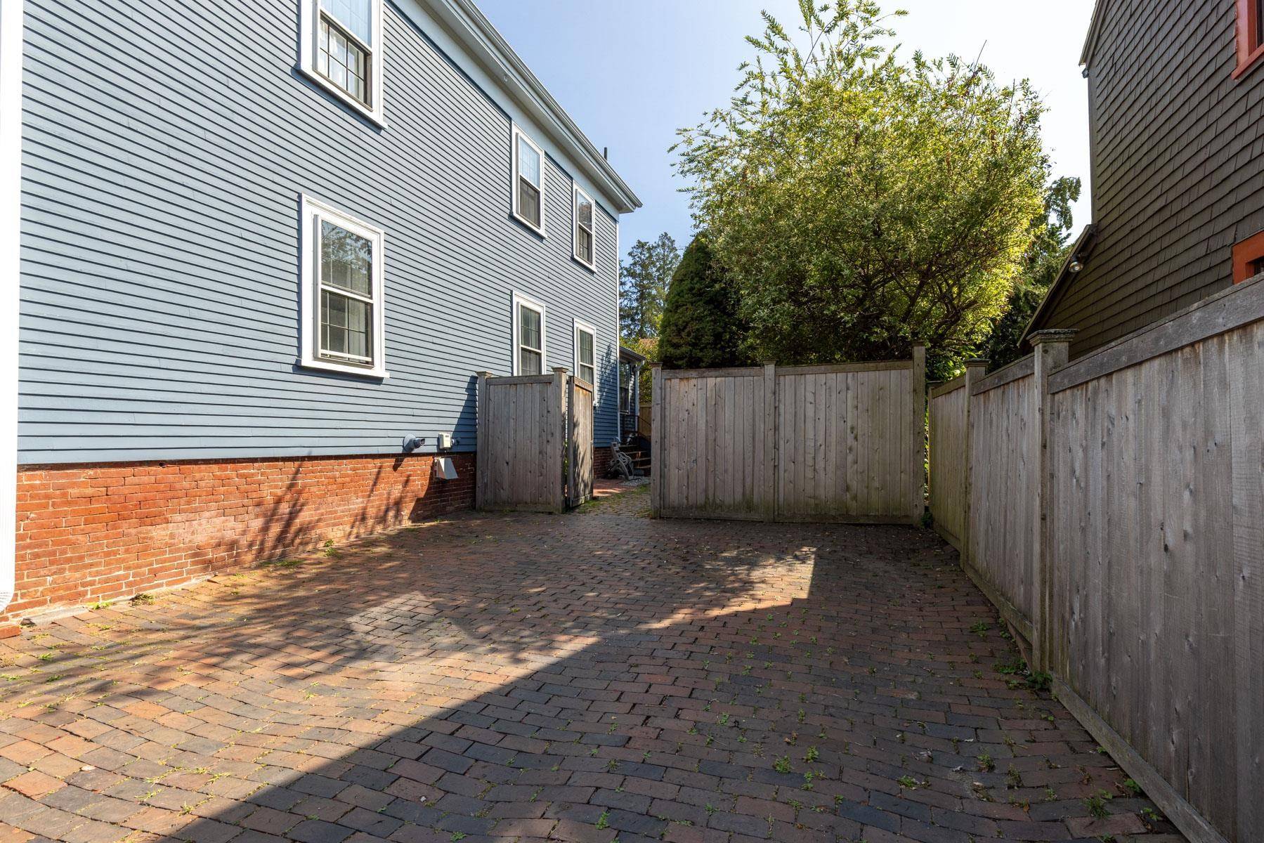 Portsmouth, NH 03801,74 Gates ST