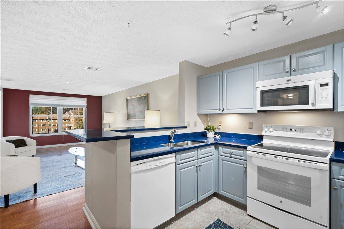 Manchester, NH 03104,96 River RD #207