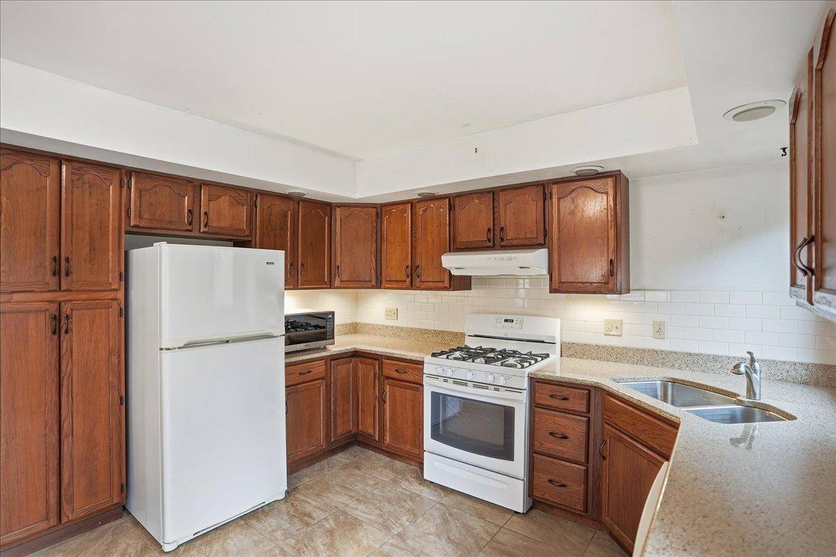 South Burlington, VT 05403,8 Dubois DR