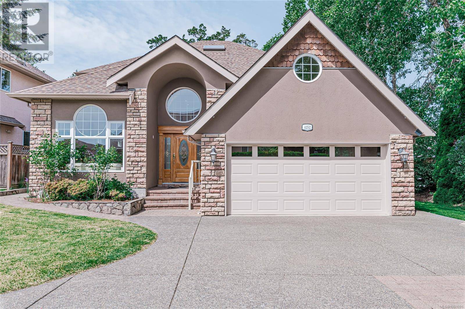 Saanich, BC V8N6M8,4252 Oakview Close