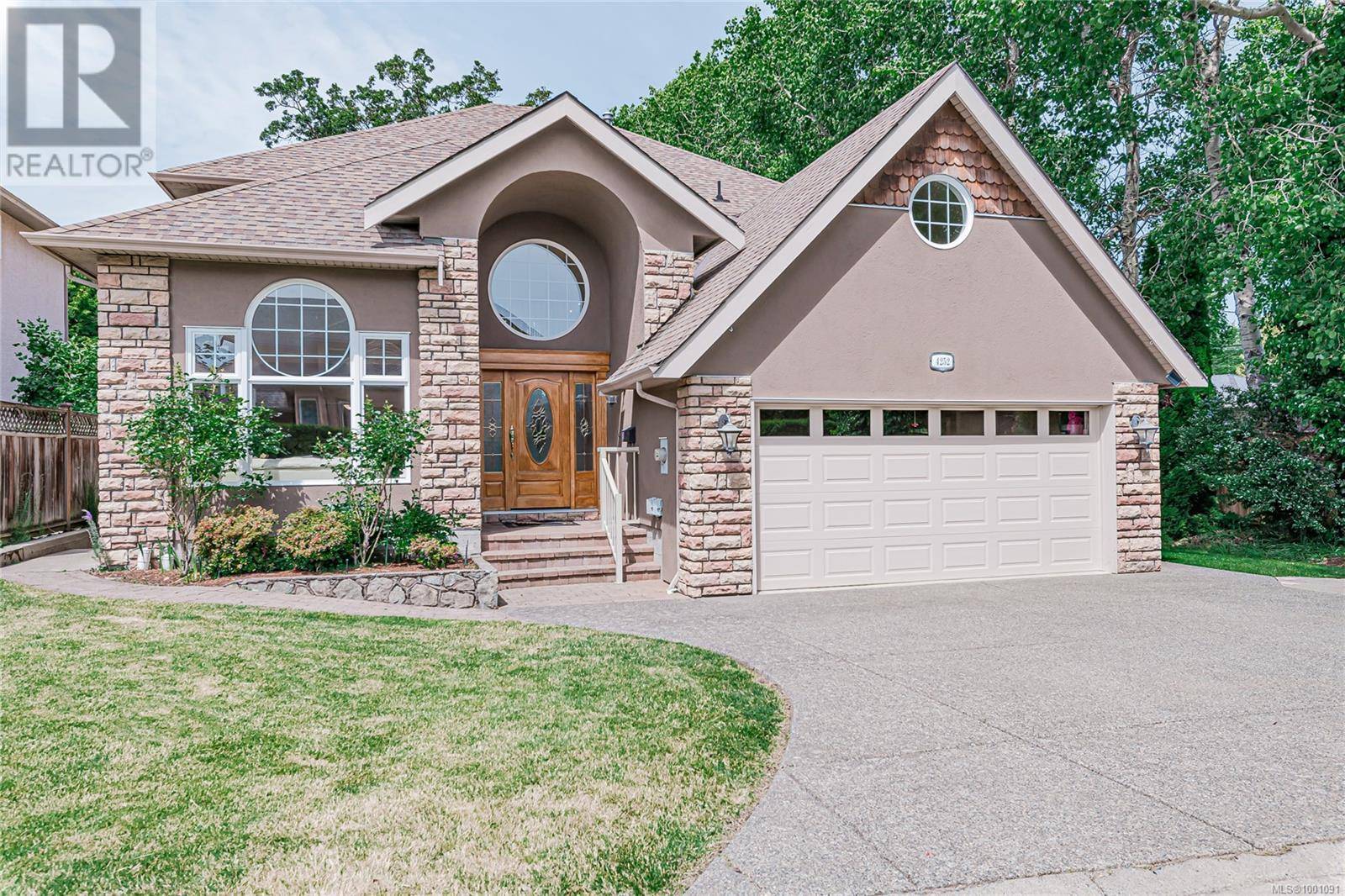 Saanich, BC V8N6M8,4252 Oakview Close