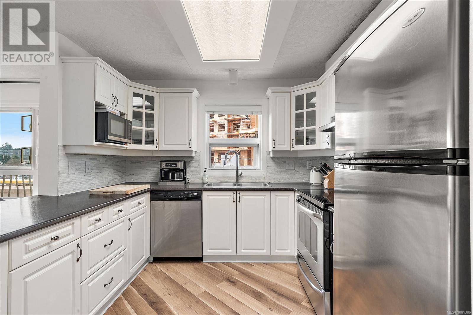 Esquimalt, BC V9V7L7,1083 Tillicum RD #216