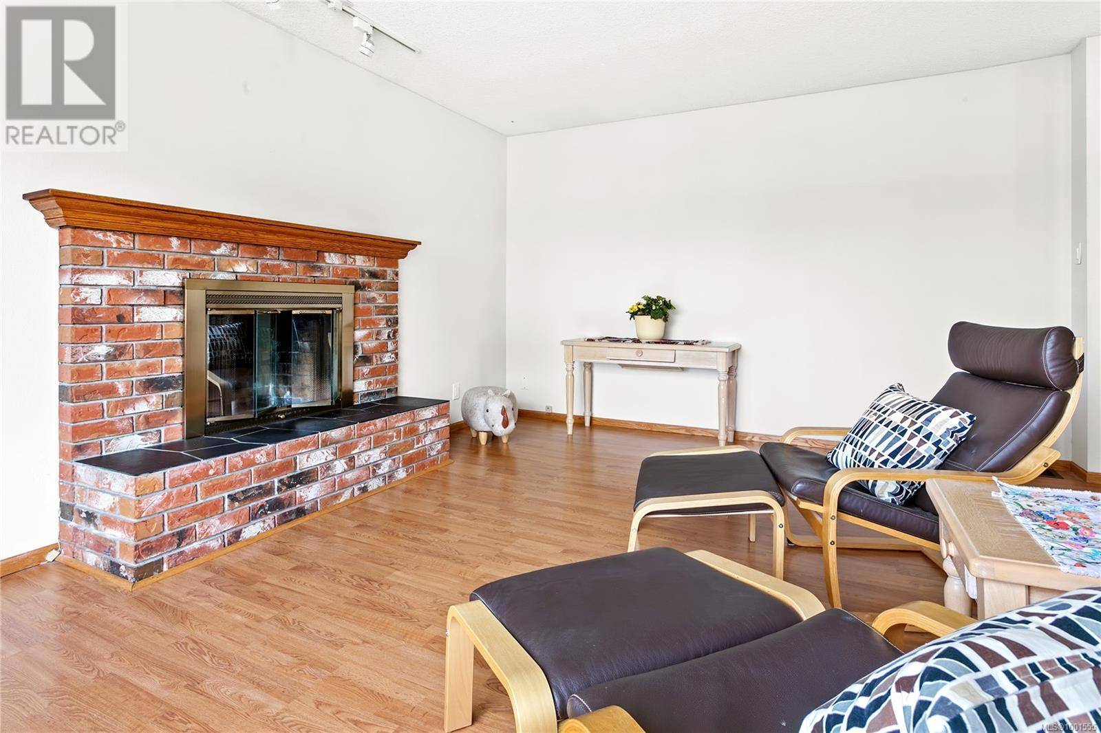 Saanich, BC V8N4Z3,4378 Fieldmont Pl