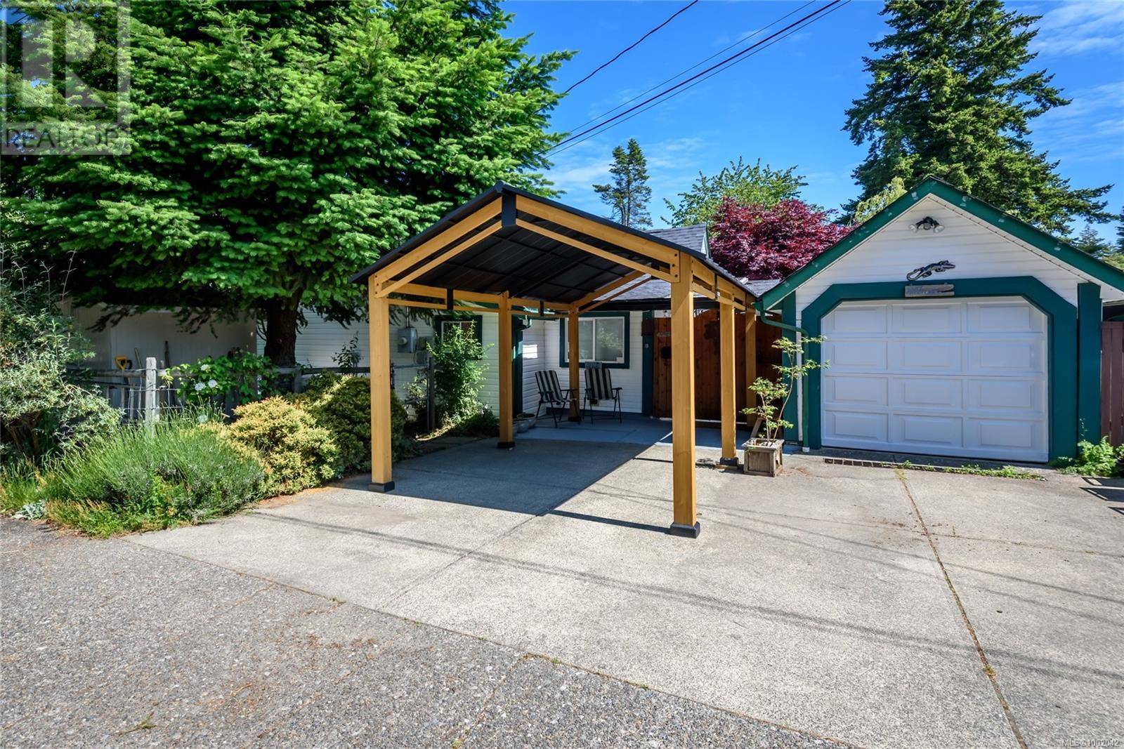 Courtenay, BC V9N1T1,692 11th St