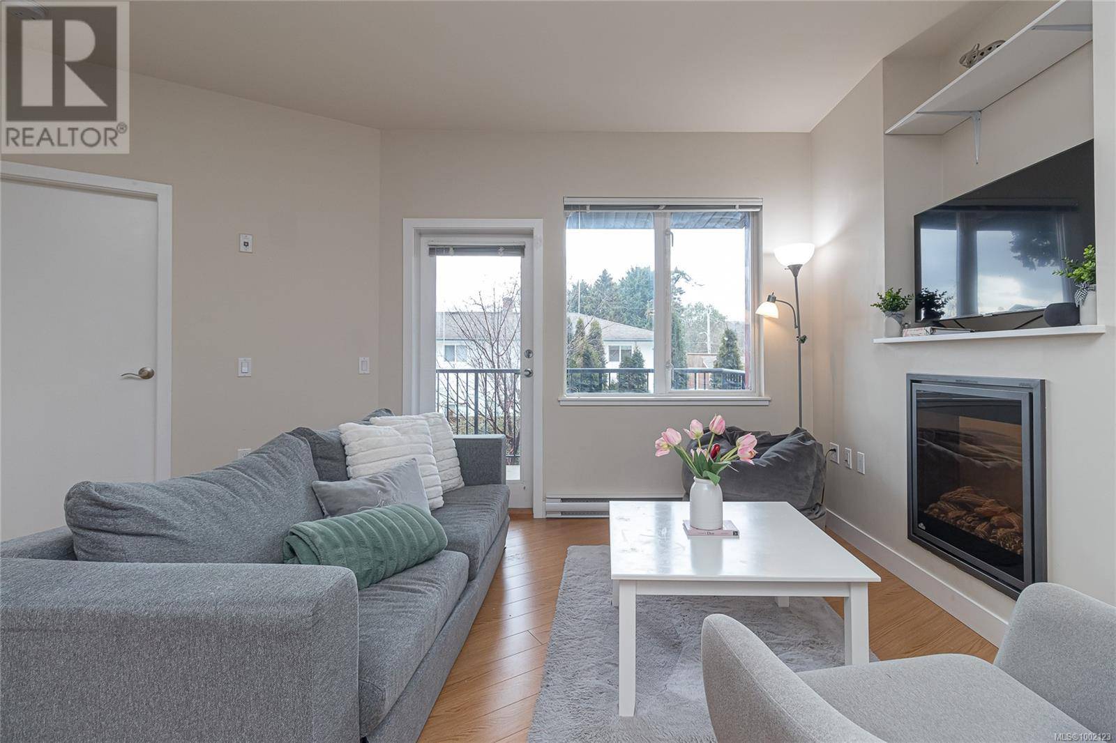 Saanich, BC V8X2E9,4040 Borden ST #204