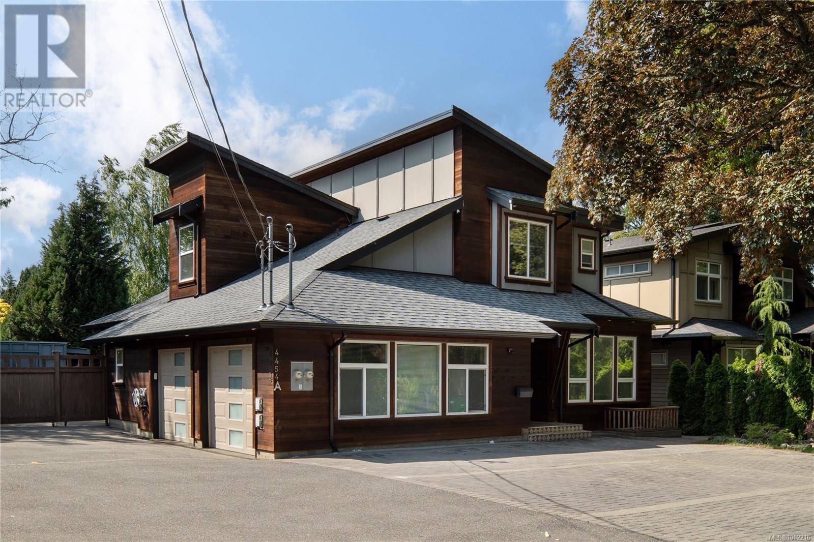 Saanich, BC V8N3S1,4454 Tyndall AVE #A