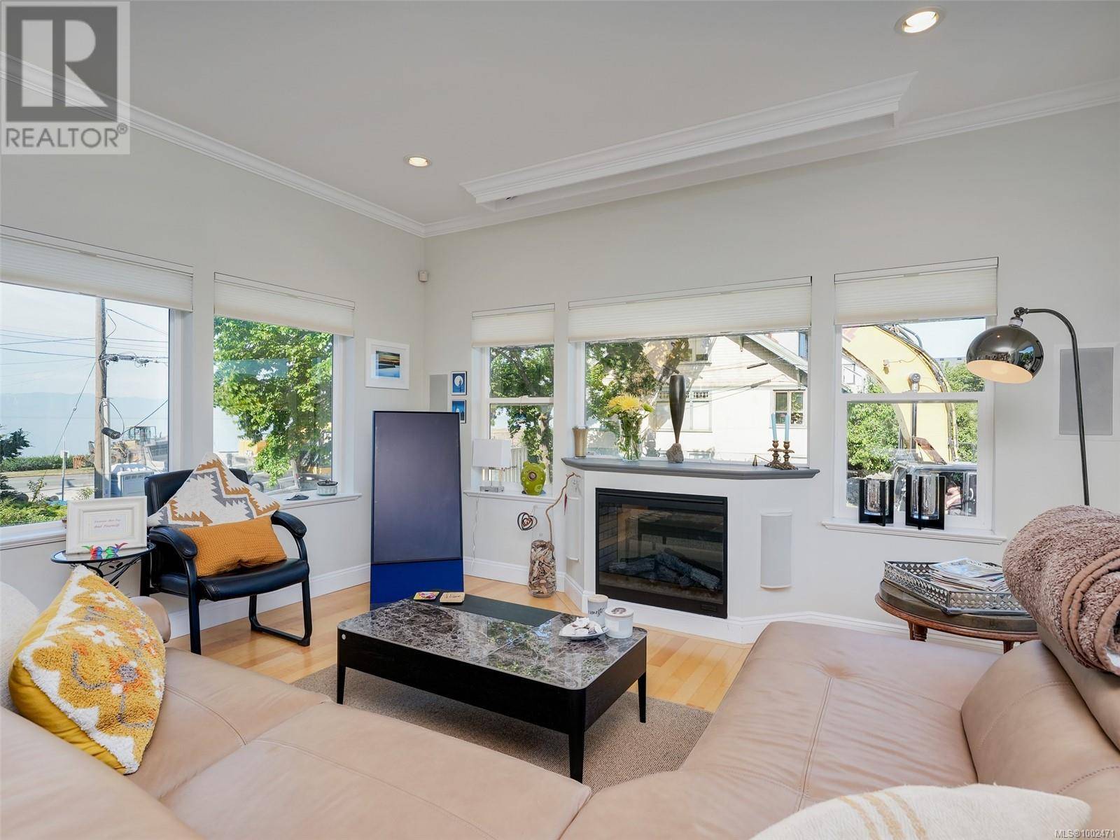 Victoria, BC V8V4L7,9 Moss ST #3