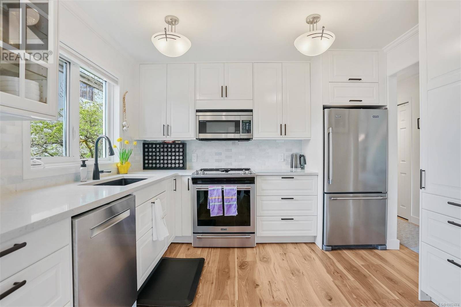 Victoria, BC V8V3B1,1158 Fairfield RD #203