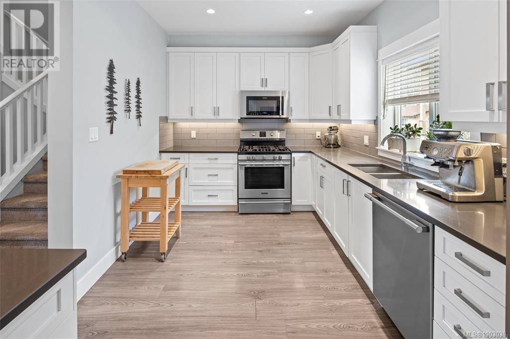 Victoria, BC V8R4M7,2923 Shelbourne ST #4