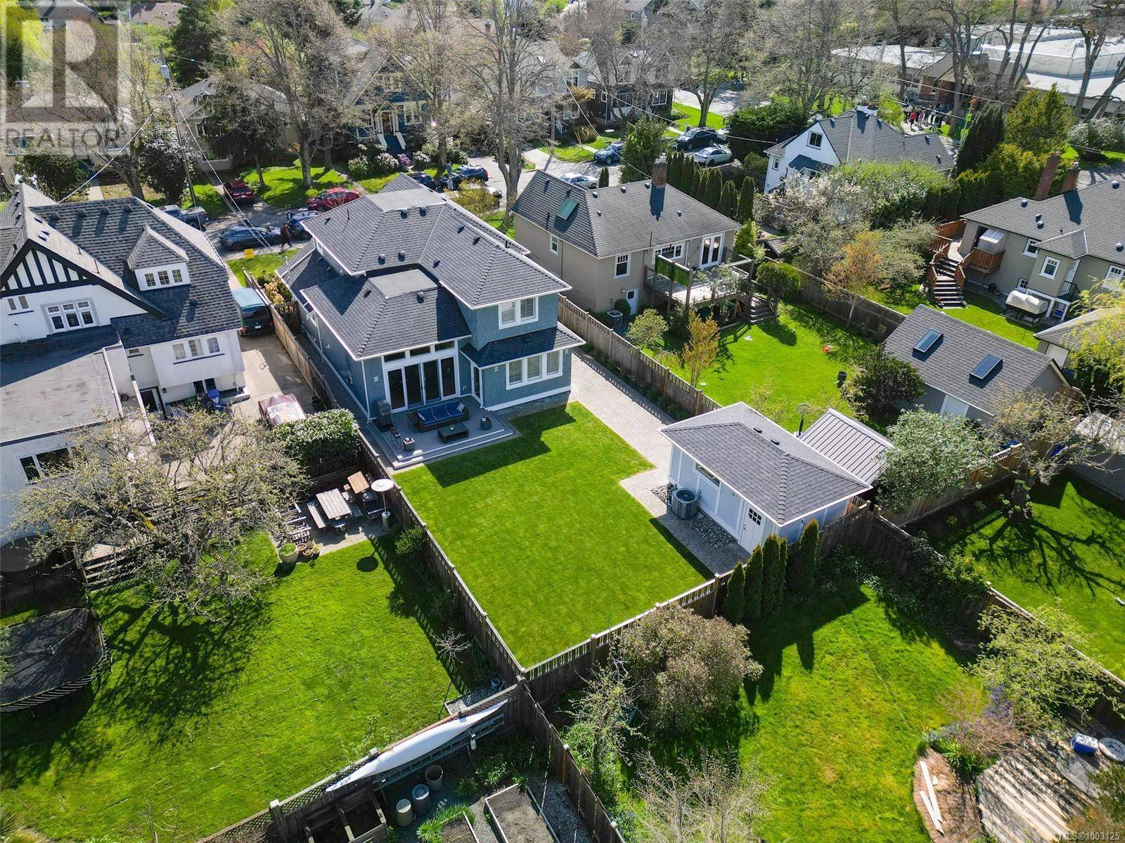 Oak Bay, BC V8S2W2,2174 Beaverbrooke St