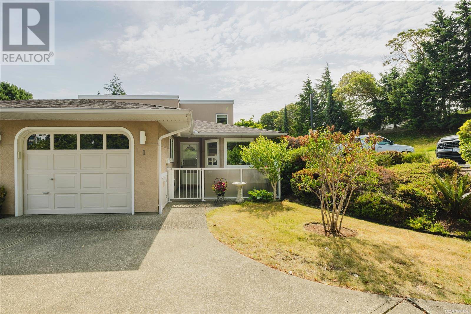 Colwood, BC V9B5P8,3049 Brittany DR #1