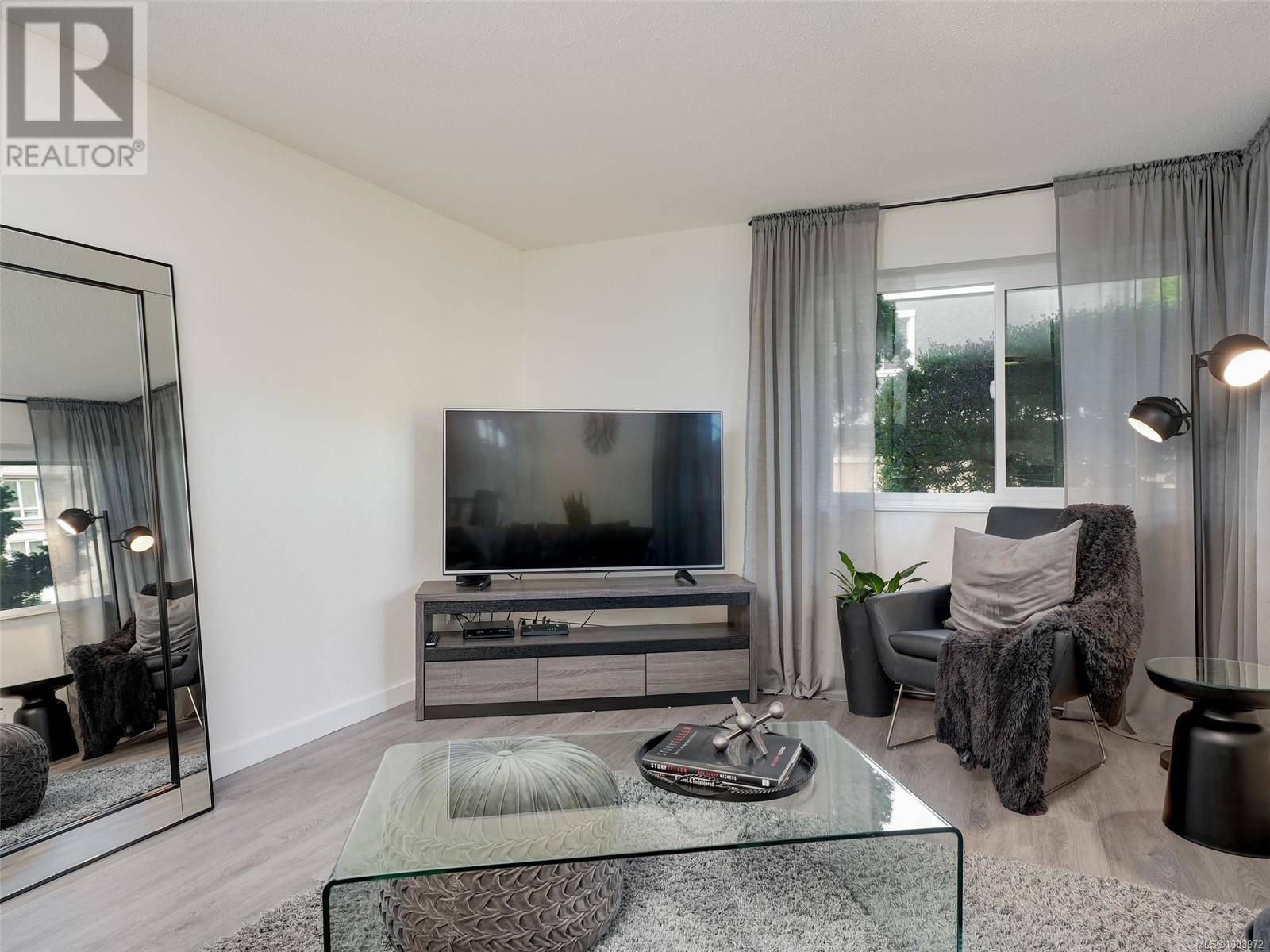 Oak Bay, BC V8R1E6,2095 Oak Bay AVE #101
