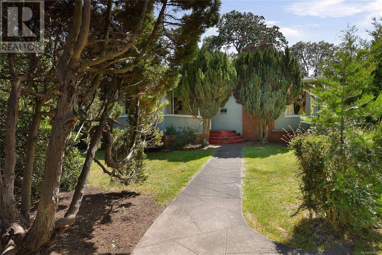 Esquimalt, BC V9A5S8,646 Head St