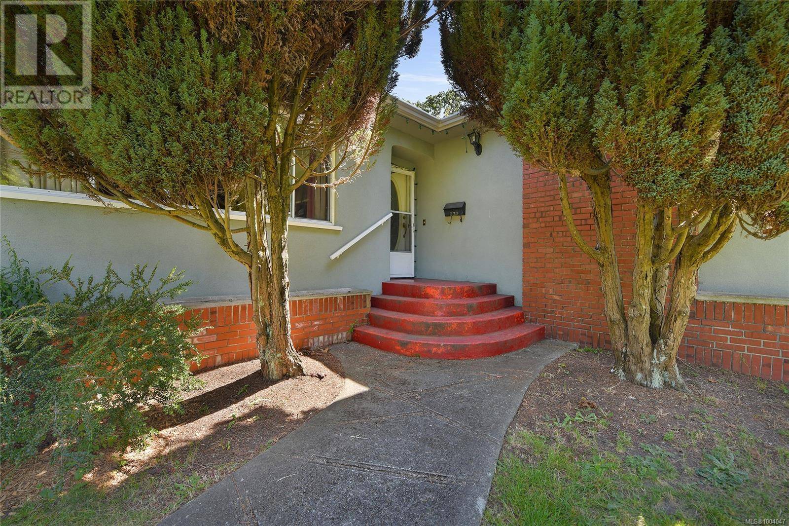 Esquimalt, BC V9A5S8,646 Head St