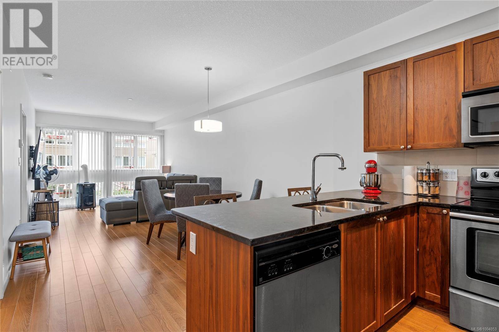 Nanaimo, BC V9R5H3,99 Chapel ST #303