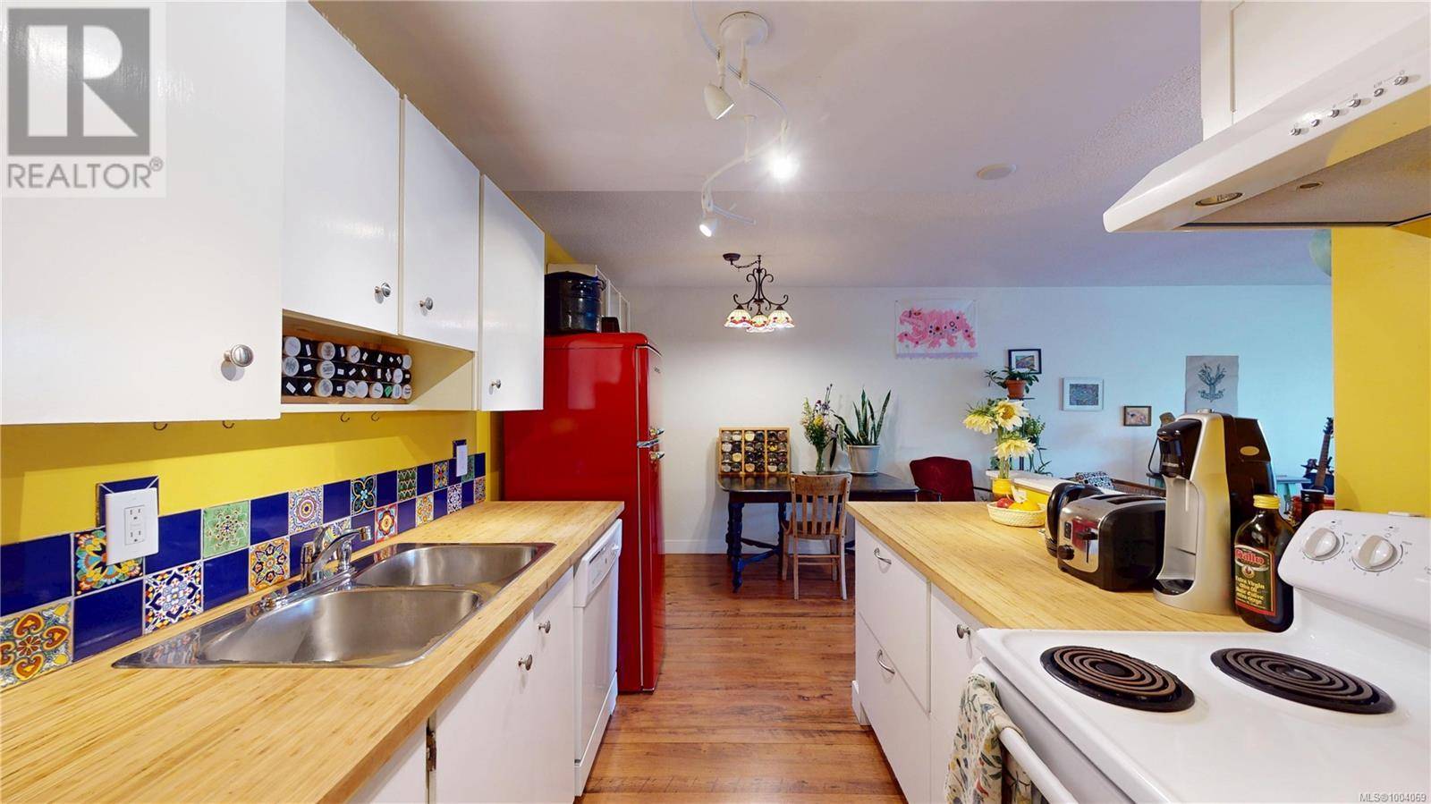 Victoria, BC V8V3A1,1012 Pakington ST #203