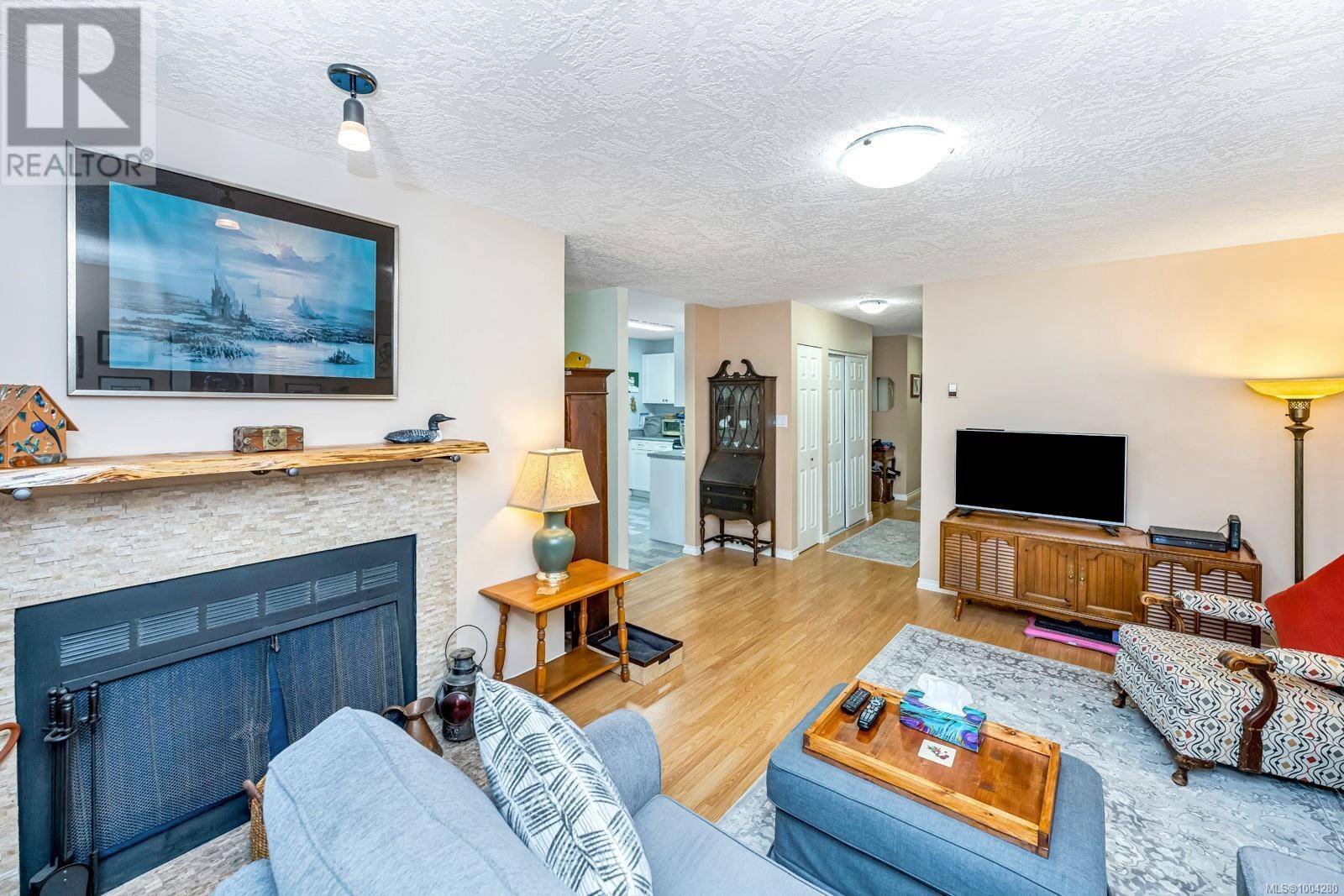 Saanich, BC V8X2R9,940 Inverness RD #203