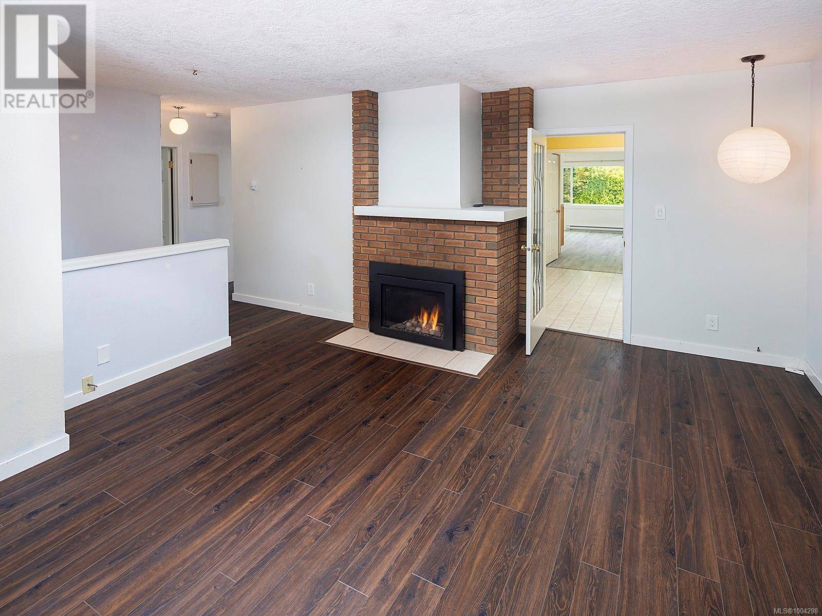 Victoria, BC V8R4E3,2643 Victor St