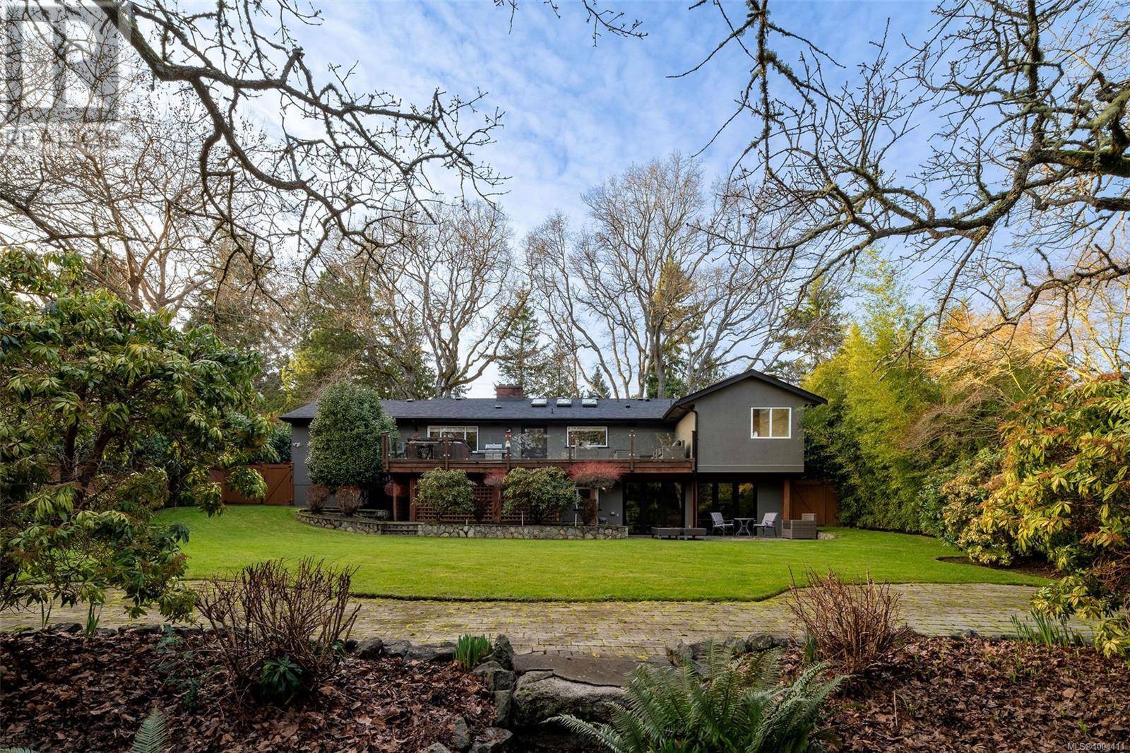 Oak Bay, BC V8R5K7,3465 Cadboro Bay Rd