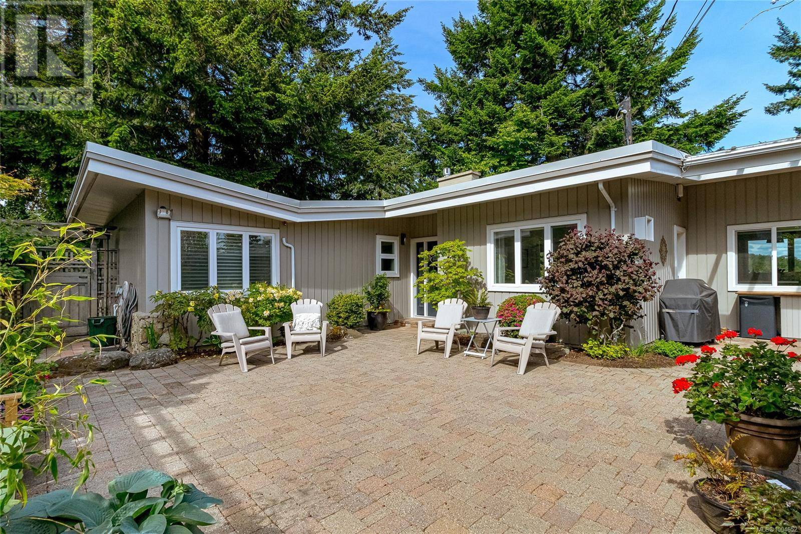 Saanich, BC V8N3K2,4516 Duart Rd