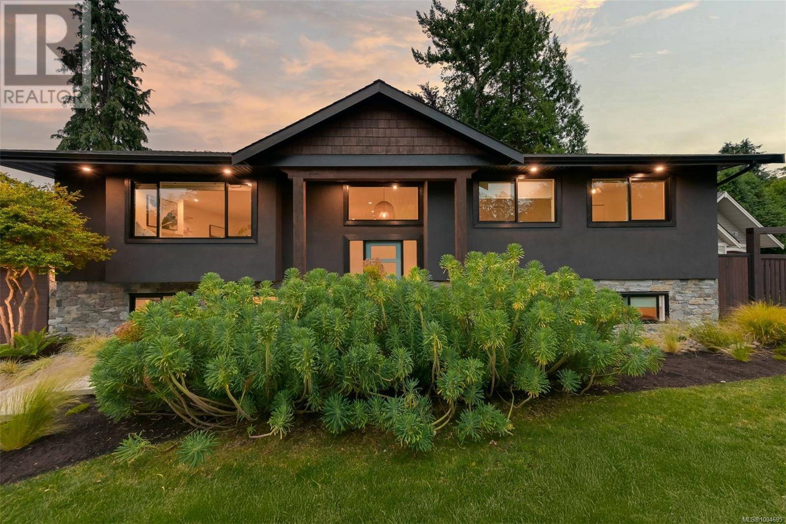 Oak Bay, BC V8S2Z8,2091 Stonehewer Pl