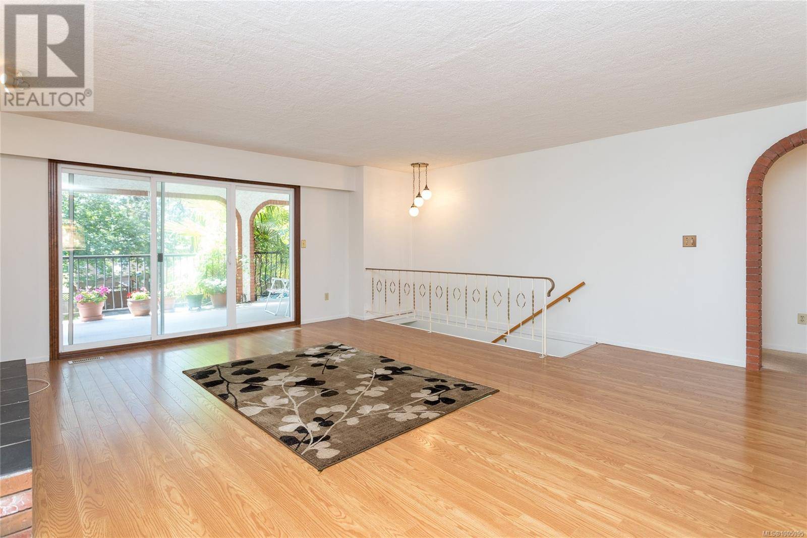 Victoria, BC V8S4E7,939 Redfern St