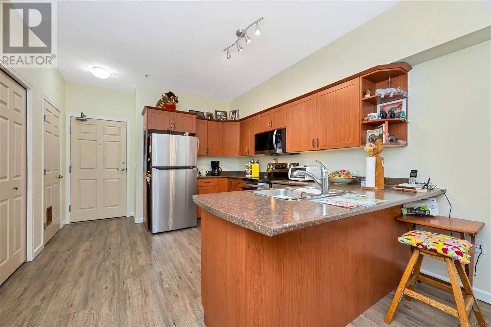 Colwood, BC V9B2W3,360 Goldstream AVE #103