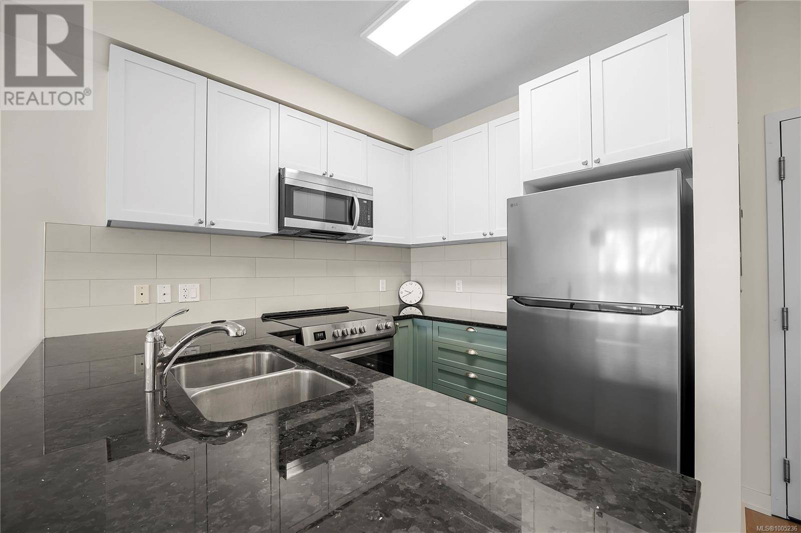 Nanaimo, BC V9R5H3,99 Chapel ST #405