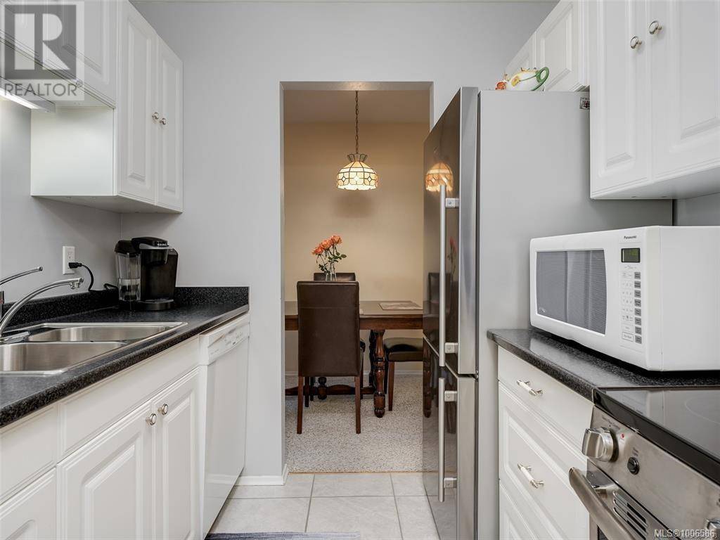 Victoria, BC V8V3H8,1115 Rockland AVE #103