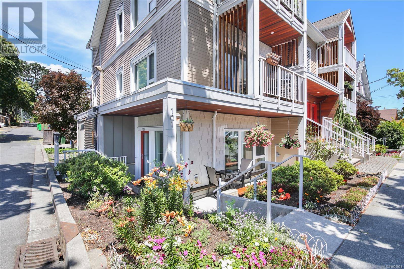 Victoria, BC V8T1M5,860 Queens AVE #101