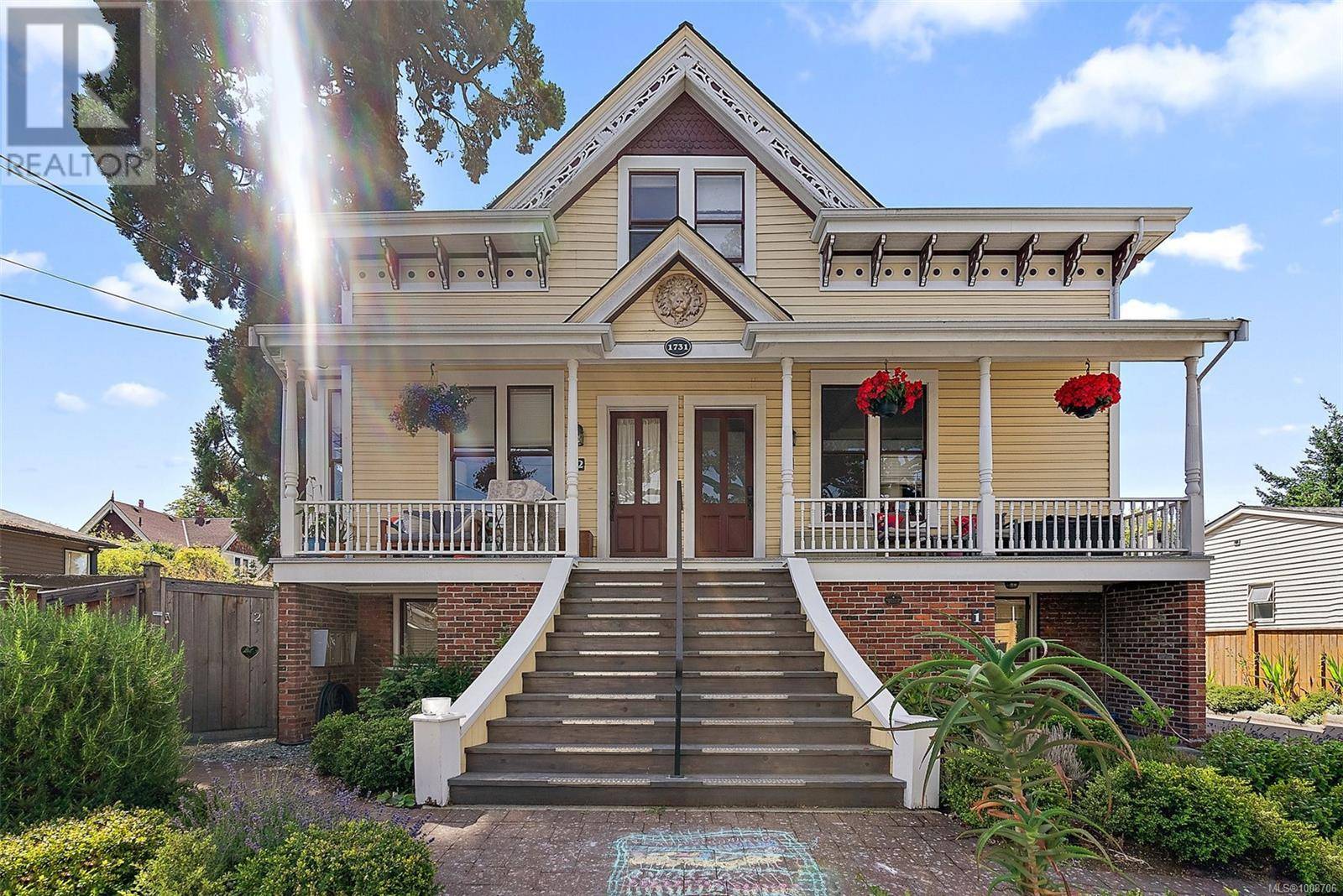 Victoria, BC V8R1Y9,1731 Albert AVE #4
