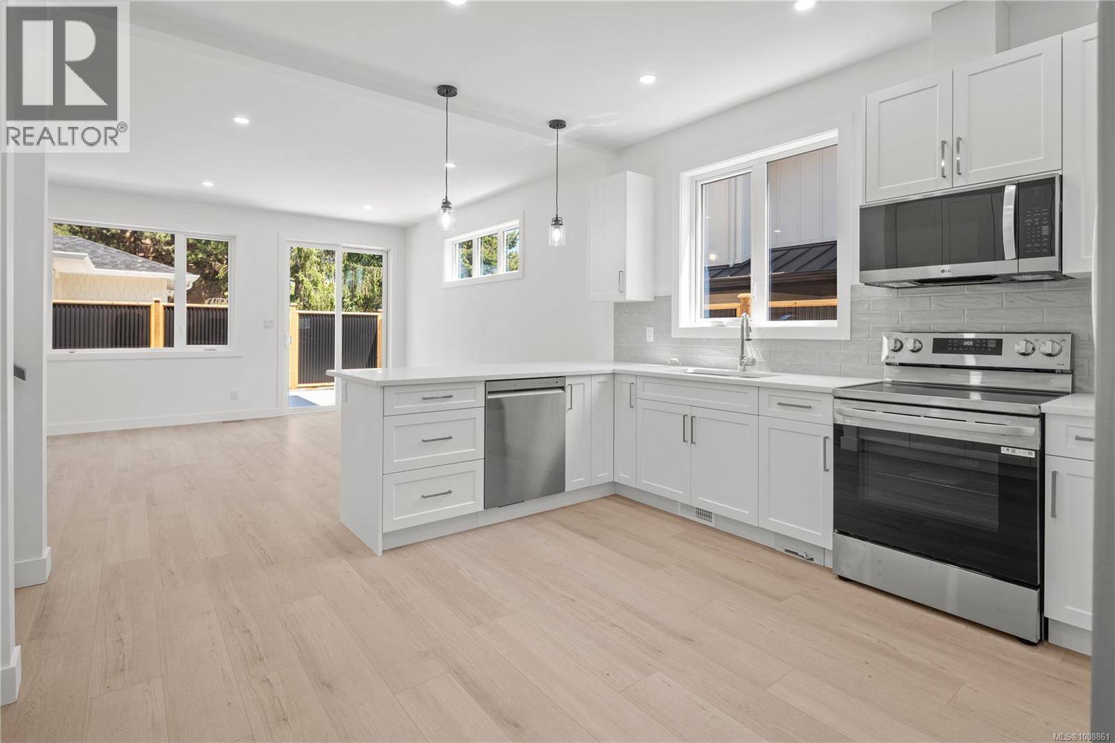 Saanich, BC V8Z2L3,568 Kay ST #B