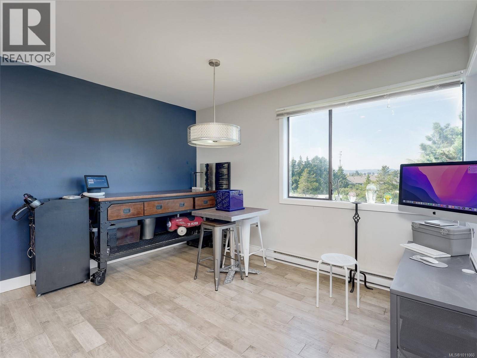 Saanich, BC V8X1M2,3274 Glasgow AVE #401