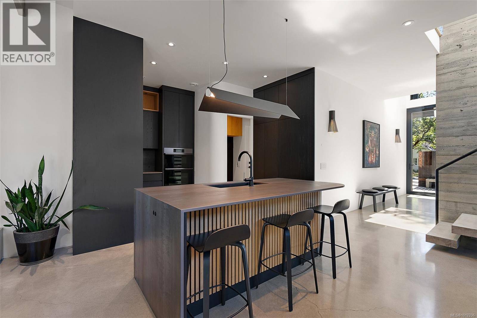 Victoria, BC V8S4A6,862 Somenos St