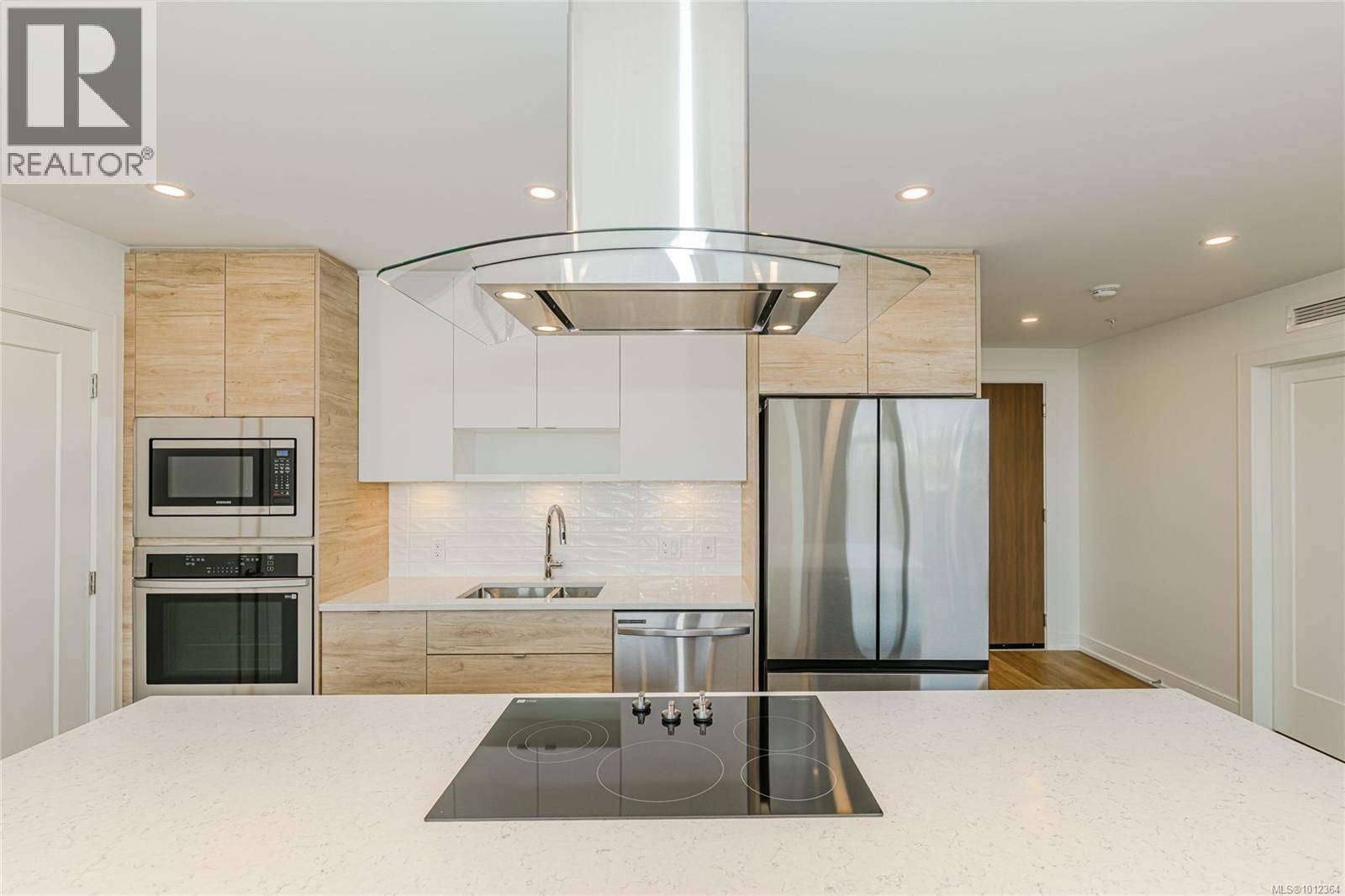 Victoria, BC V8W0H1,1628 Store ST #902