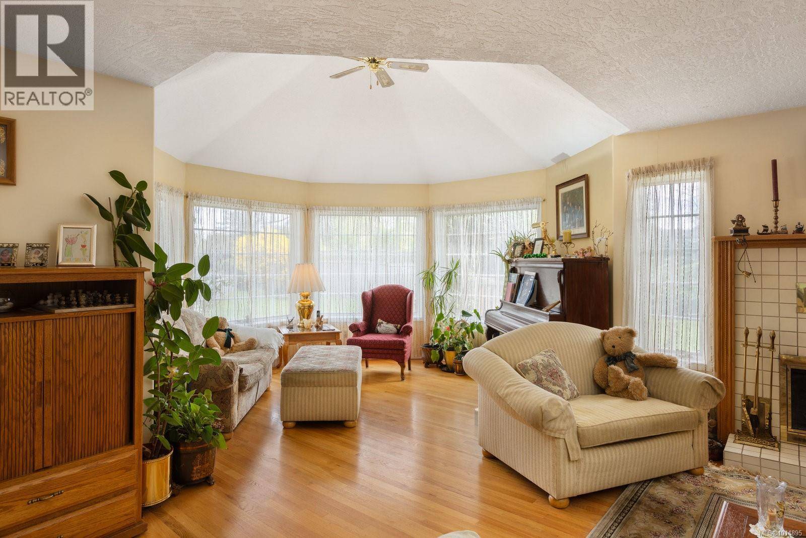 Oak Bay, BC V8R5J9,2832 Cadboro Bay Rd