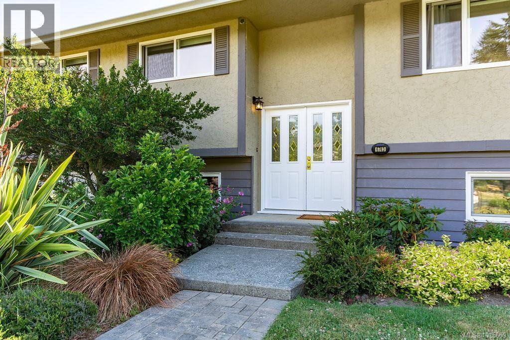 Central Saanich, BC V8M1A5,6743 Wendonna Pl