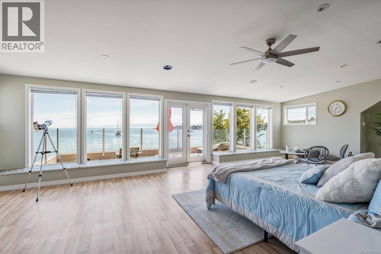 Saanich, BC V8N4G3,3905B Cadboro Bay Rd