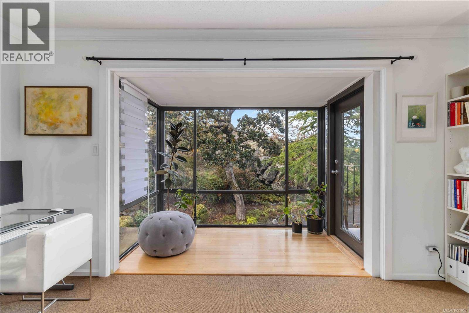 Victoria, BC V8S3J6,1433 Faircliff LN #410